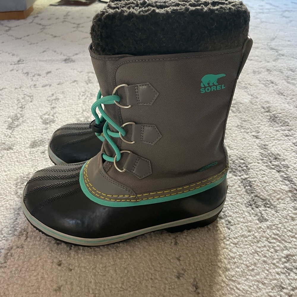Sorel snow boots. Great condition. Size 5 big kids.